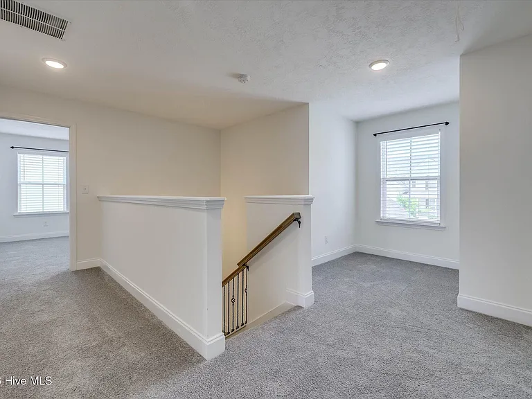 711 Courtland Ln — Photo 25