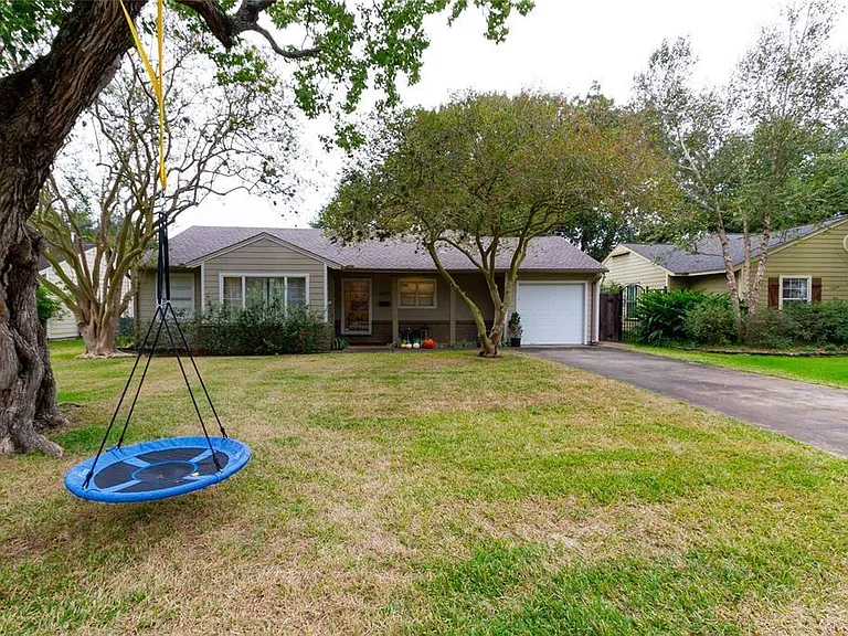 4607 Pine St — Photo 1