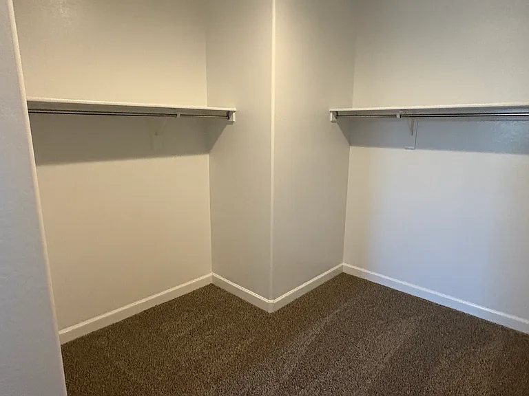 WALK IN CLOSET