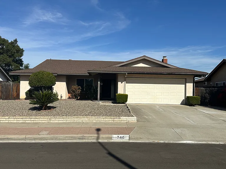 740 Highland St — Photo 3
