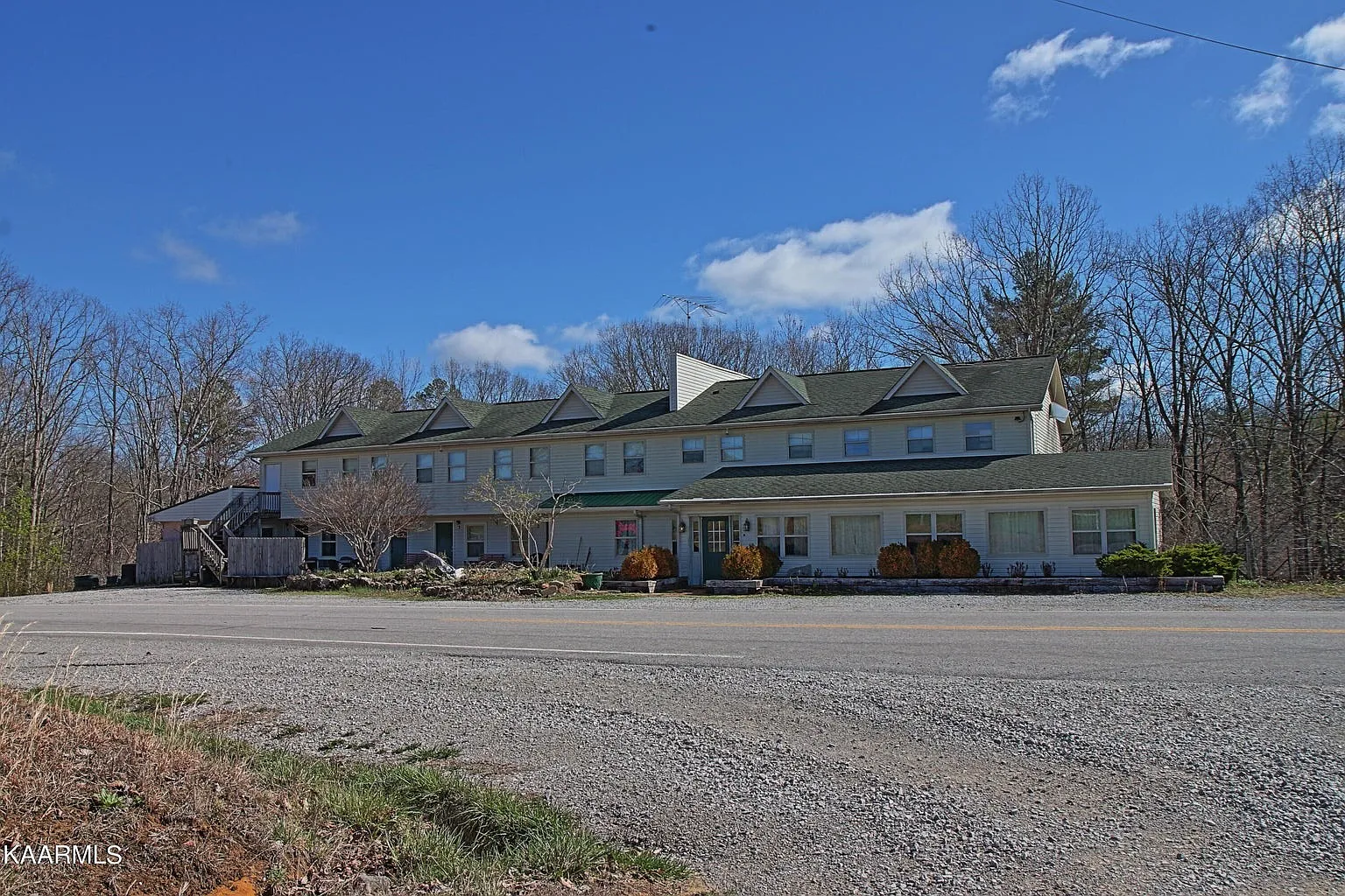 3 bed, $1,300 — Photo 1