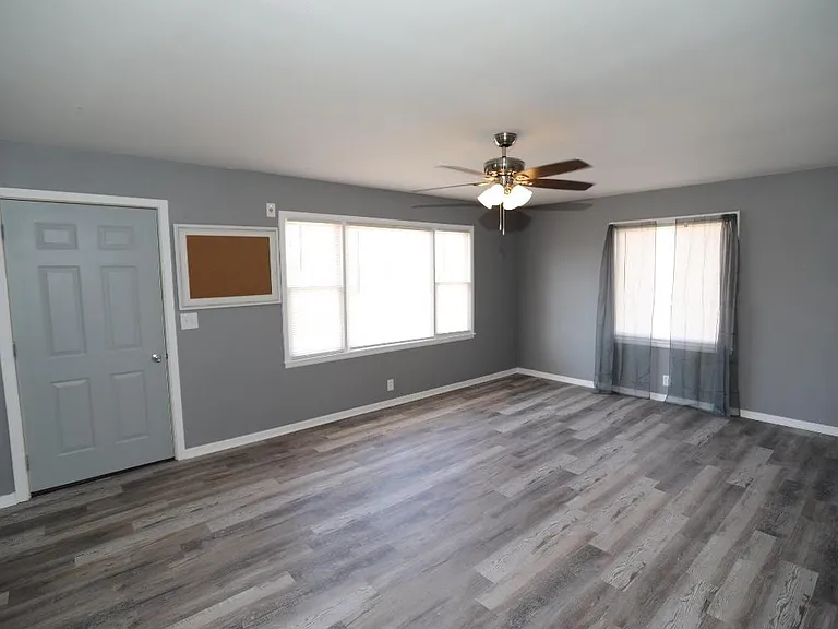 2107 Avenue D — Photo 10