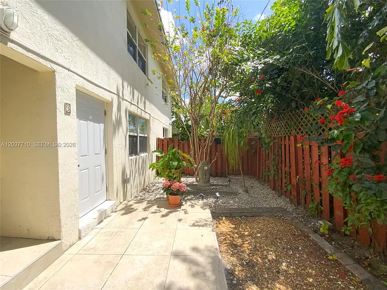 530 NE 15th Ct #7 — Photo 11