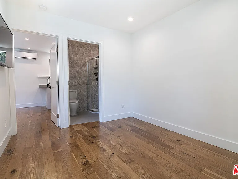 2553 1/2 Glen Green St — Photo 17