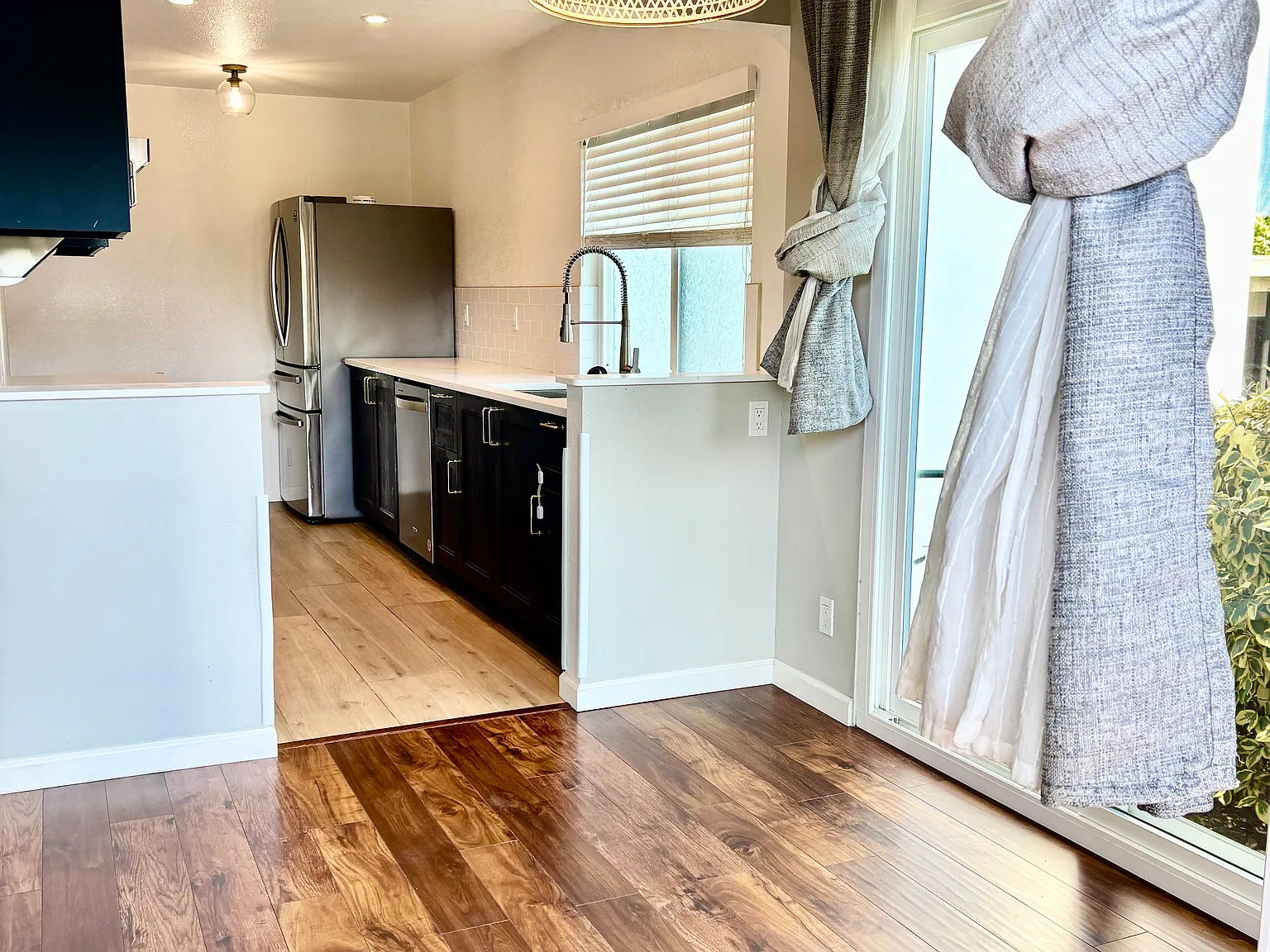 2 bed, 1042 sqft, $4,600 — Photo 2