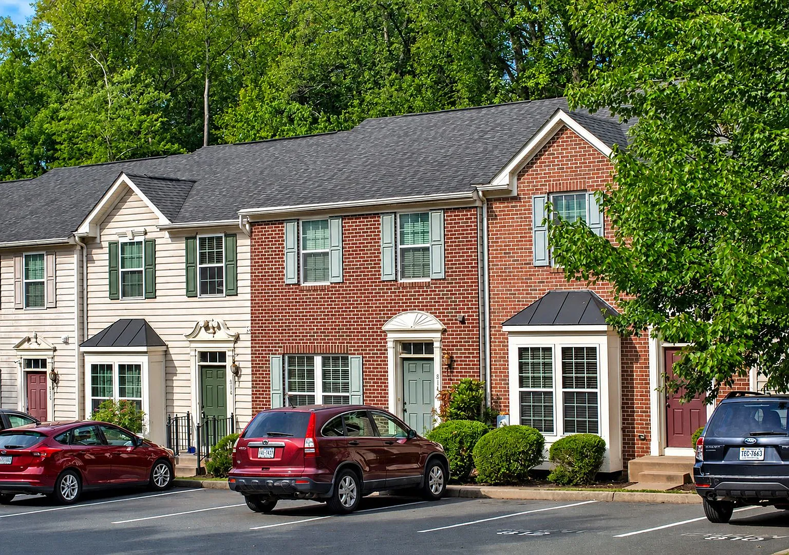 Move-in Ready Student + Pet-Friendly Townhome Near UVA & Downtown — Photo 1