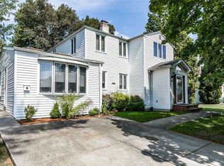 53 Hickory Ln, Roslyn Heights, NY 11577