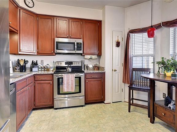4th image of 309 Wrought Iron Bnd
