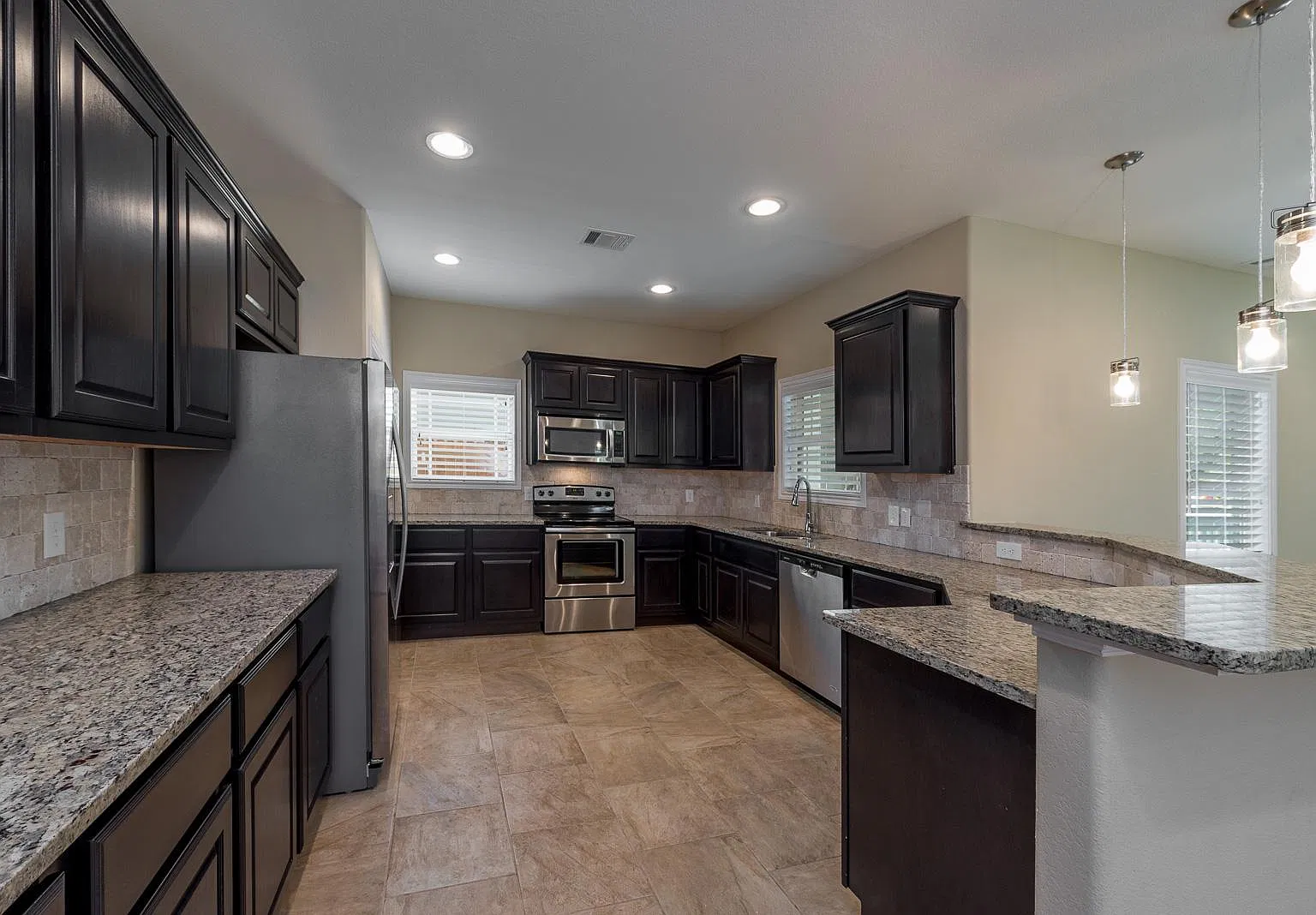 5 bed, 5.5 bath, 2724 sqft, $4,000 — Photo 3