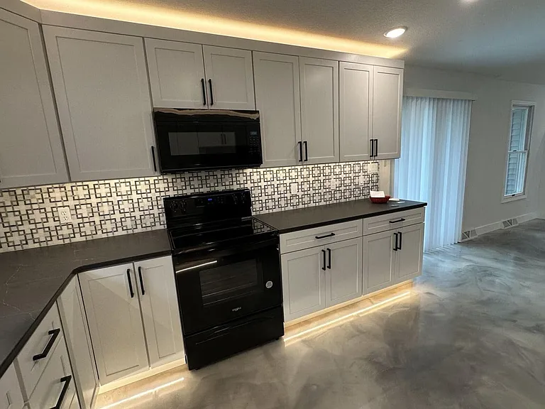 2301 Grant Ln — Photo 12