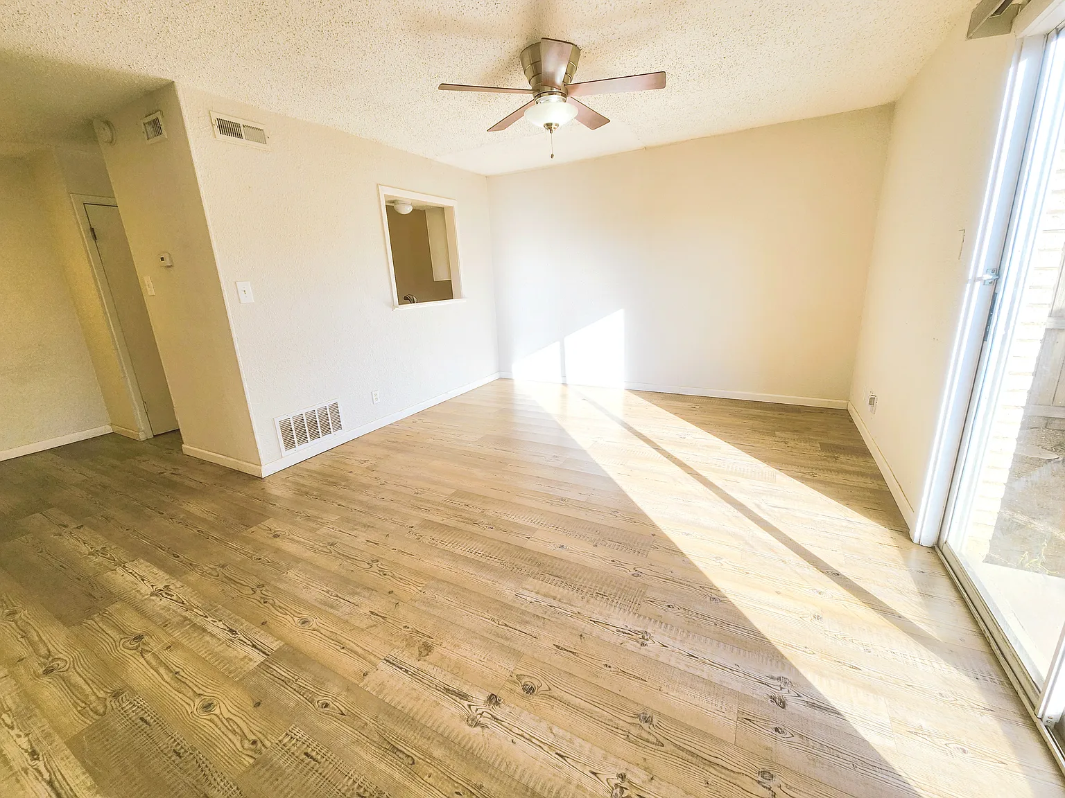 1 bed, 1.5 bath, 1100 sqft, $1,300 — Photo 2