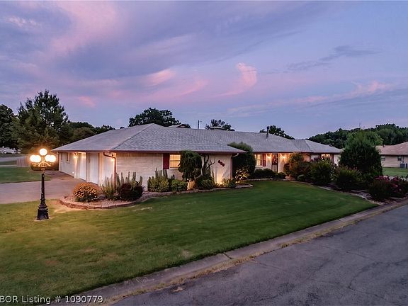 2nd image of 400 S Fryar Dr