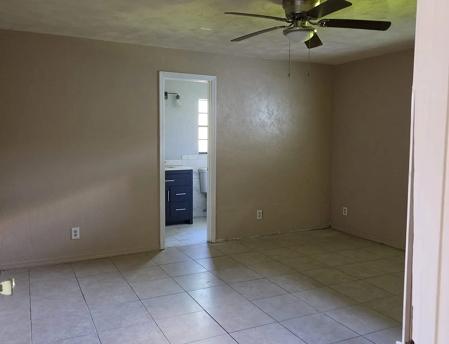3 bed, 2000 sqft, $1,900 — Photo 1