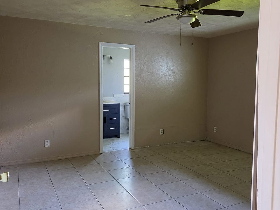 1st image of 2425 Pine Tree Dr