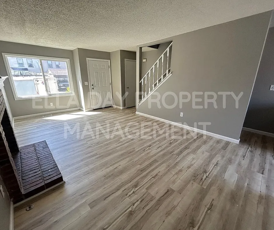 Building Photo - 9118 E Funston St #101