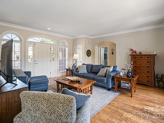 5th image of 121 Sparta Dr