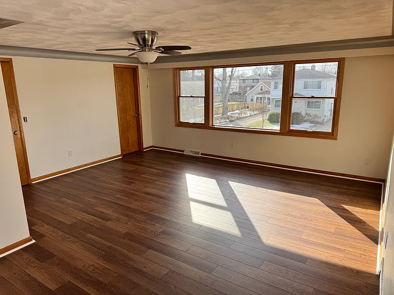 363 University Ave — Photo 2