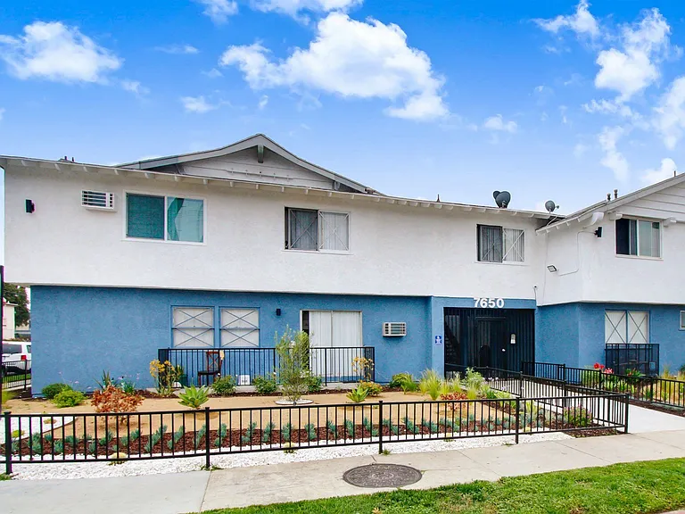 Reseda Apartments — Photo 64