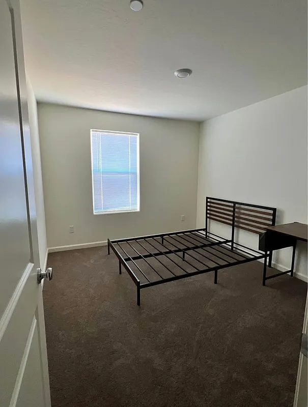1 bed, 1.0 bath, 270 sqft, $700 — Photo 2