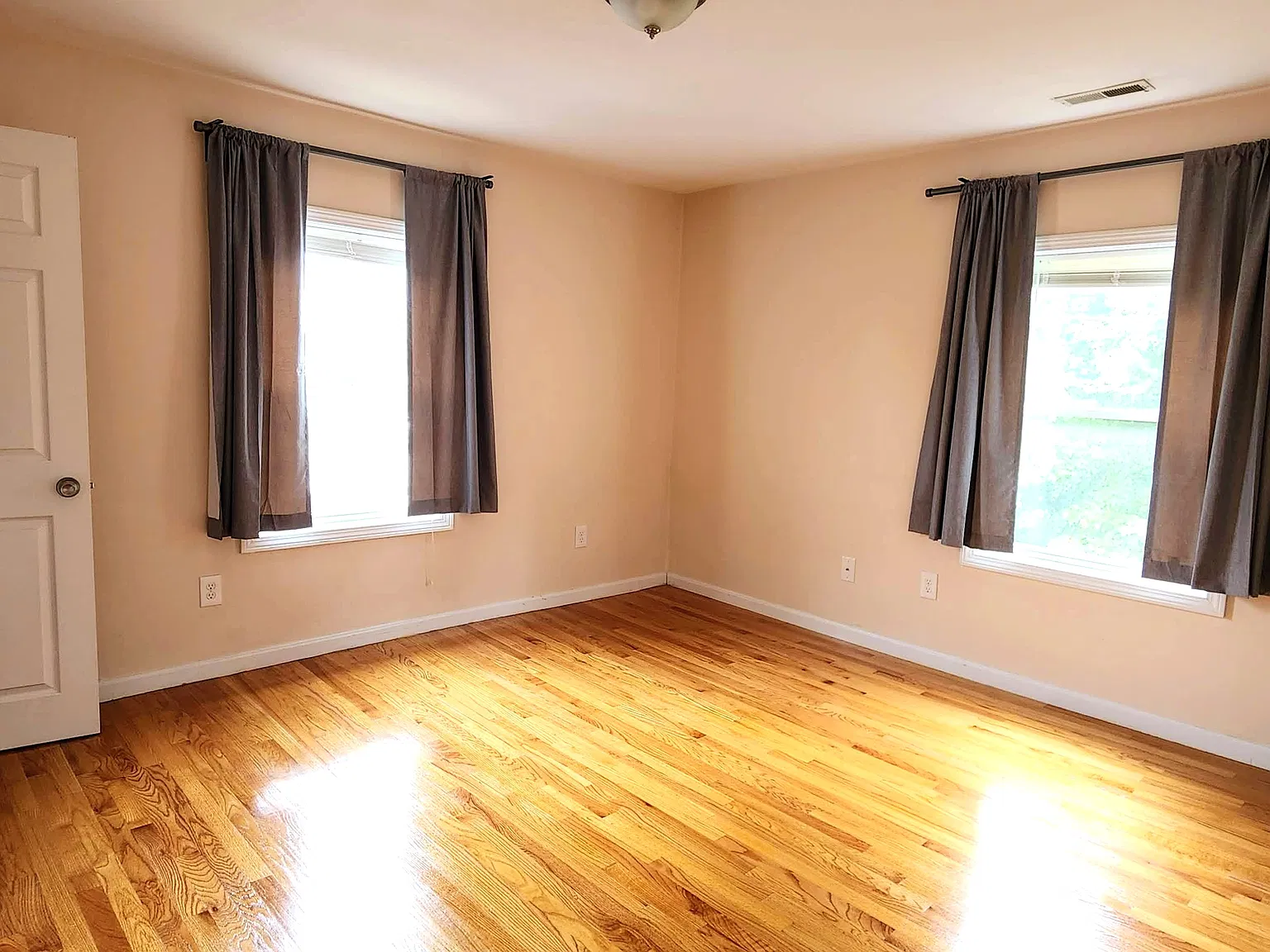 3 bed, 1350 sqft, $3,000 — Photo 3