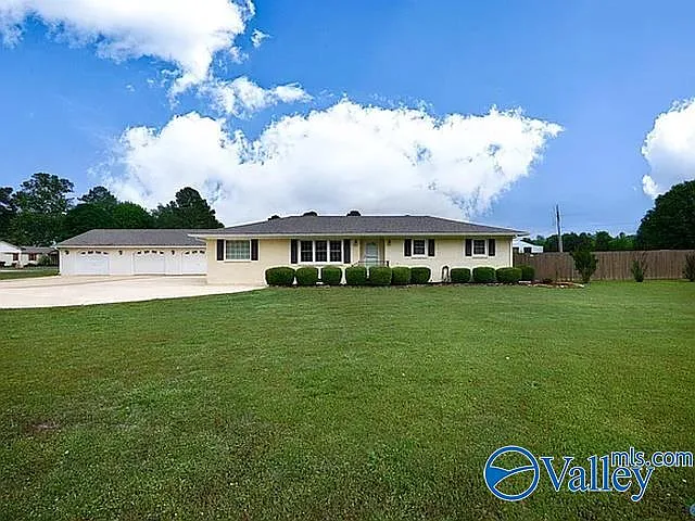 3 bed, 2.0 bath, 1568 sqft, $1,800 — Photo 3