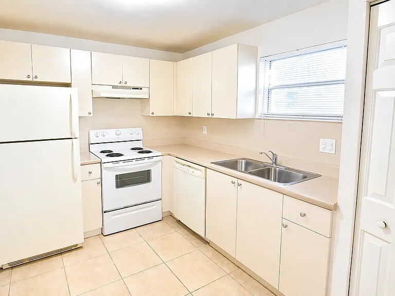 4255 N University Dr #308 — Photo 6