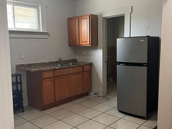 5th image of 985 Oak St APT 1