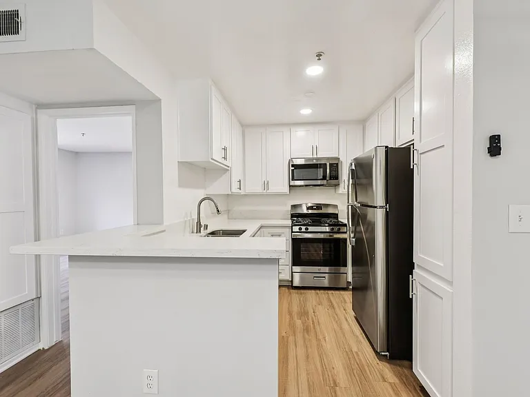 310 Virgil — Photo 9