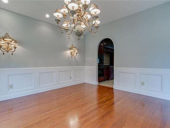 5th image of 32 Saint Andrews Dr