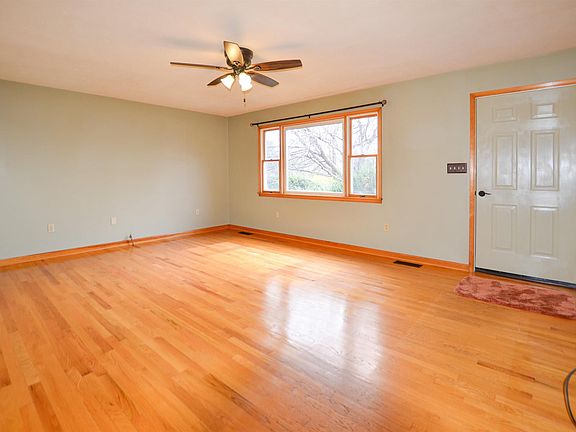 2nd image of 104 Blue Ridge Ln