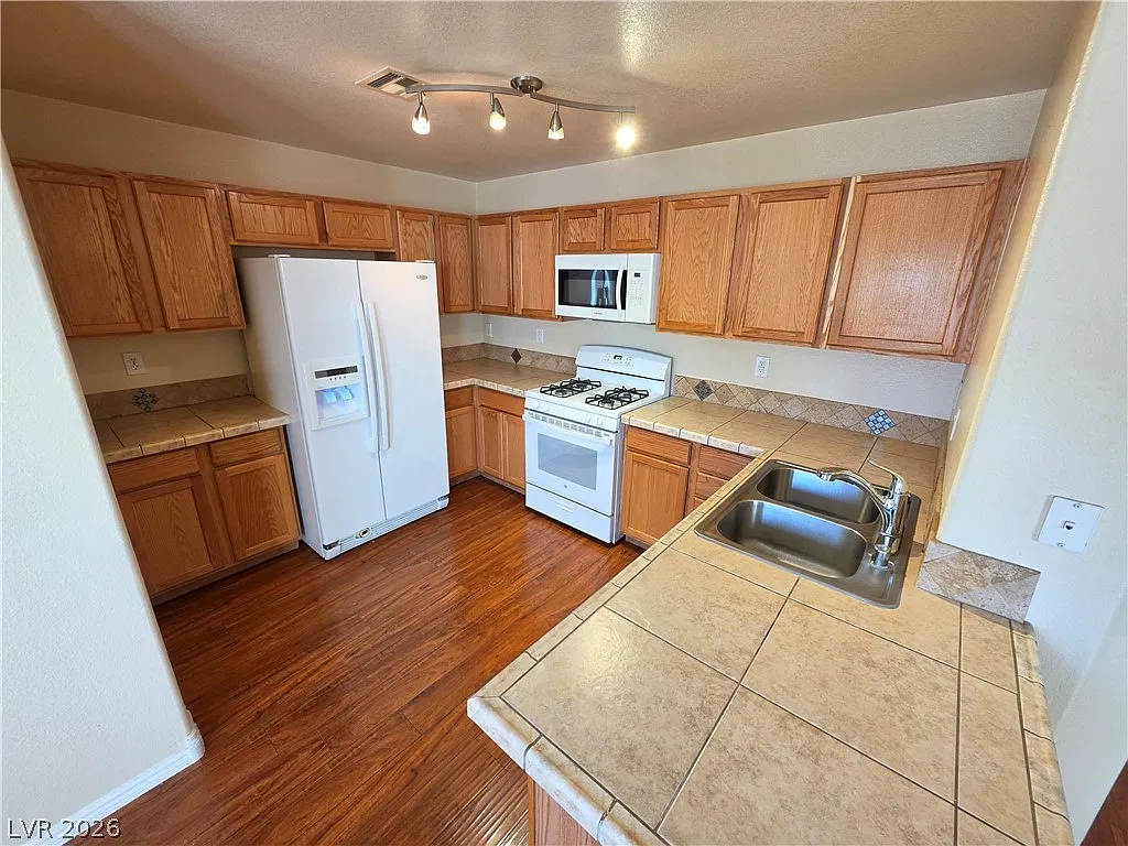 3 bed, 2.5 bath, 1421 sqft, $1,795 — Photo 3