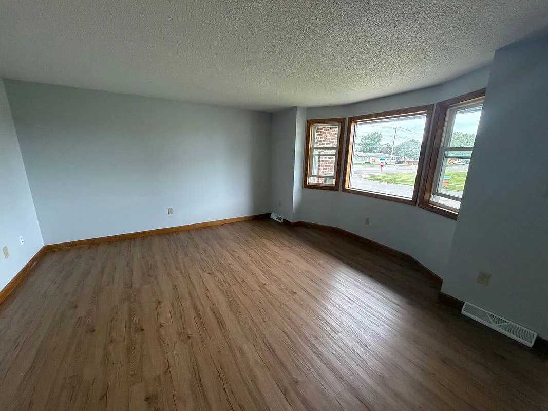 3 bed, 1.5 bath, 1264 sqft, $2,050 — Photo 4