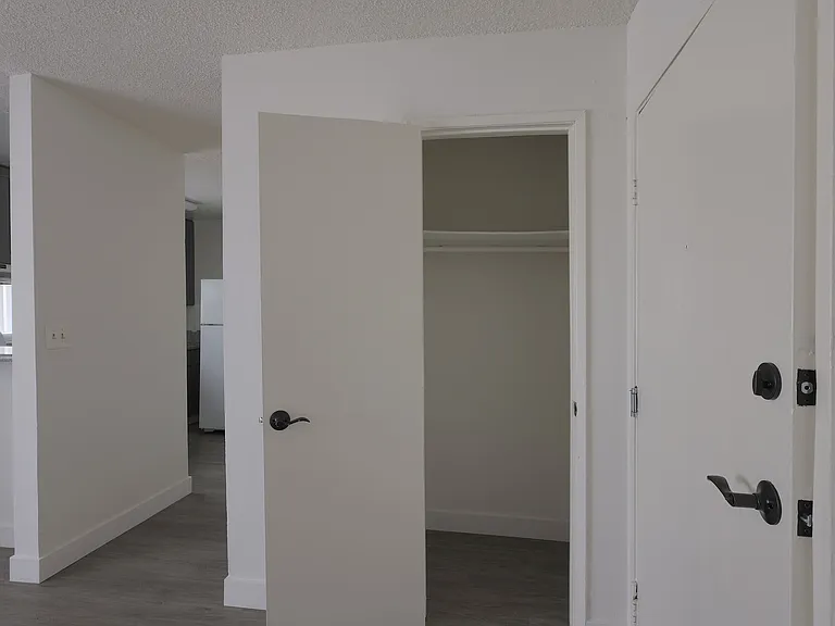943 Elden Ave — Photo 11