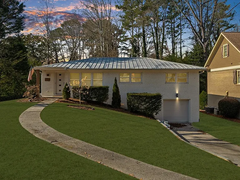2420 Cove Cir — Photo 3