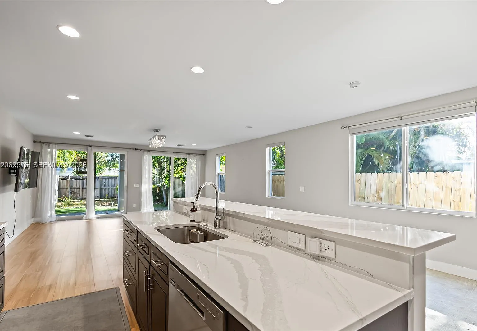 3 bed, 2.5 bath, 2538 sqft, $5,499 — Photo 2