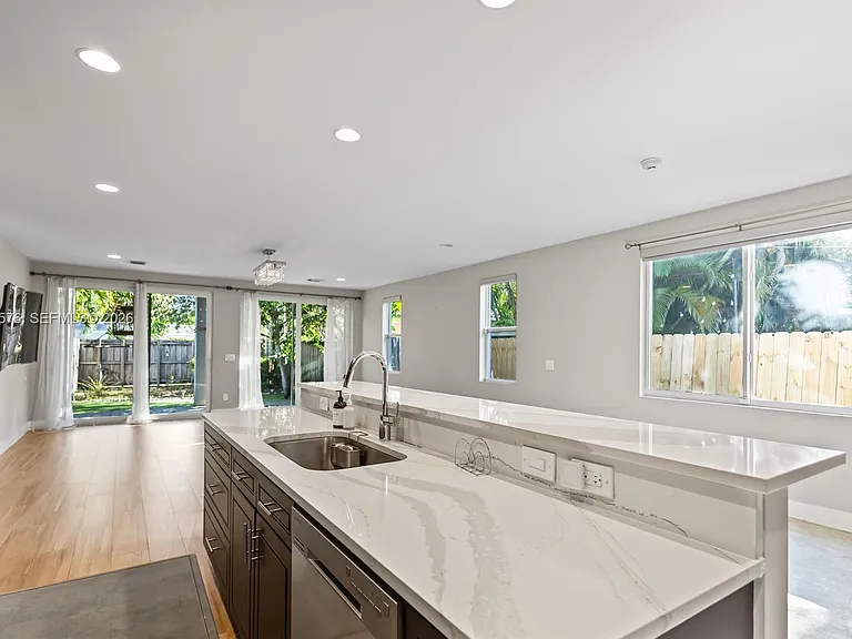 617 SW 17th St — Photo 2