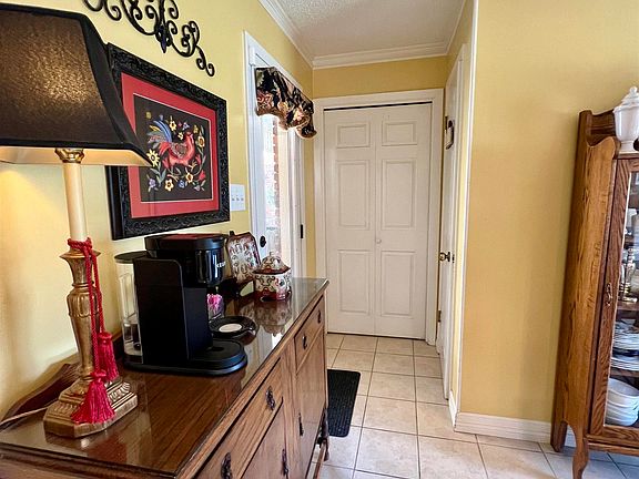 4th image of 101 Shawnee Cir