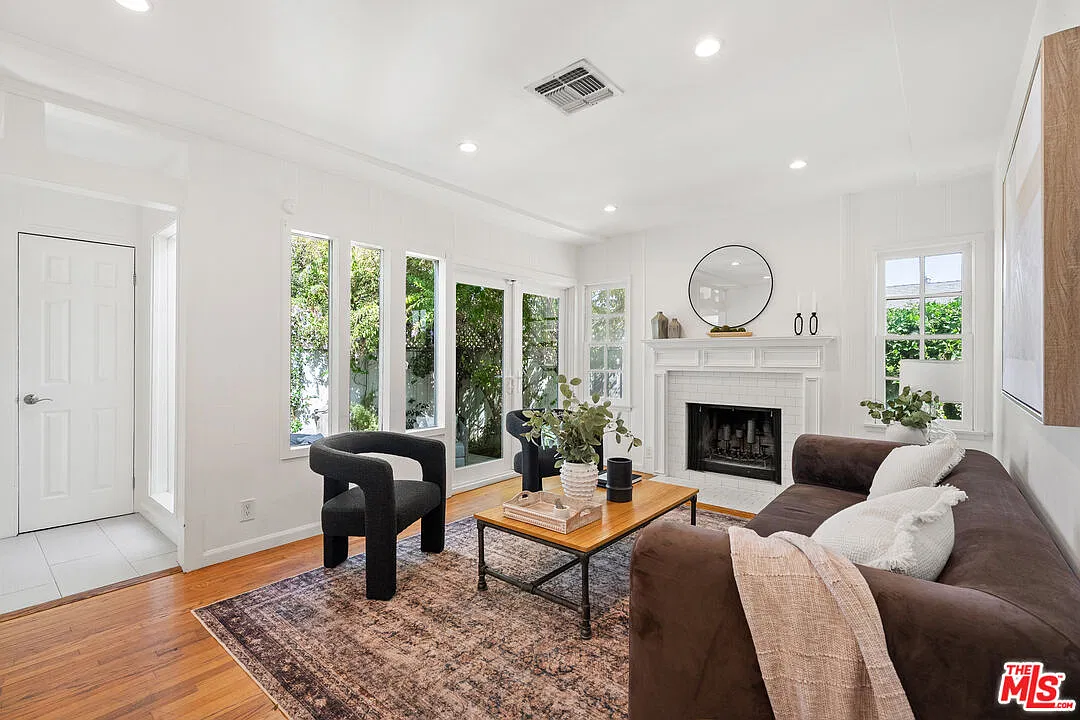 2 bed, 2.0 bath, 1366 sqft, $5,500 — Photo 2
