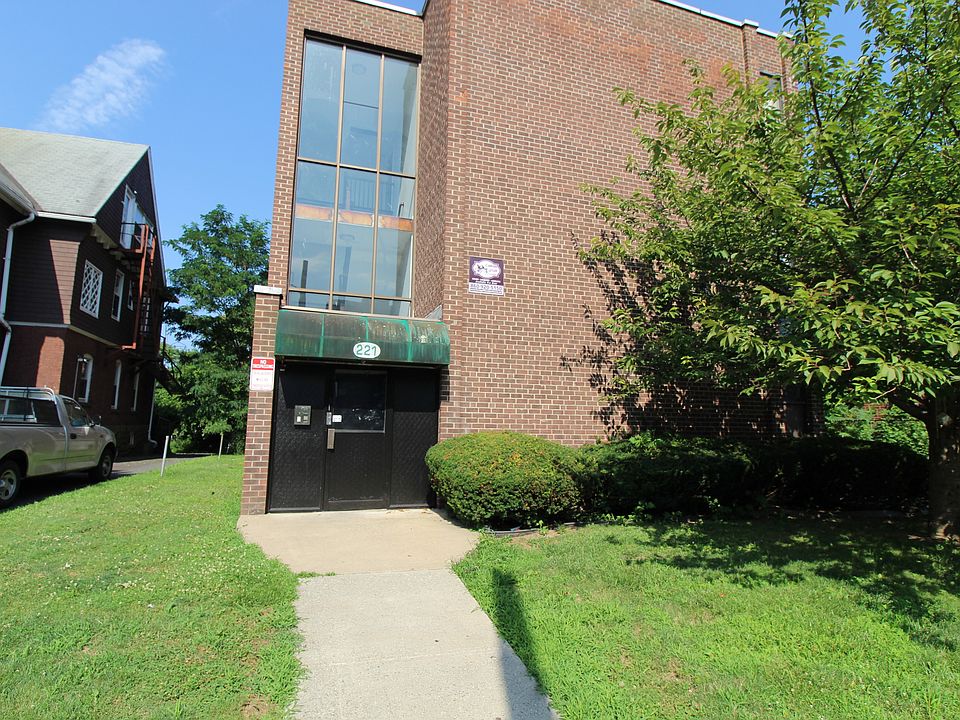 1st image of 221 Laurel St #302