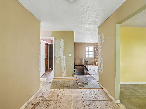 5th image of 913 Belvoir Hills Cir