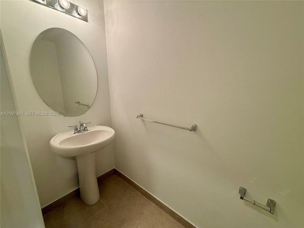 626 SW 3rd Ave, photo 4