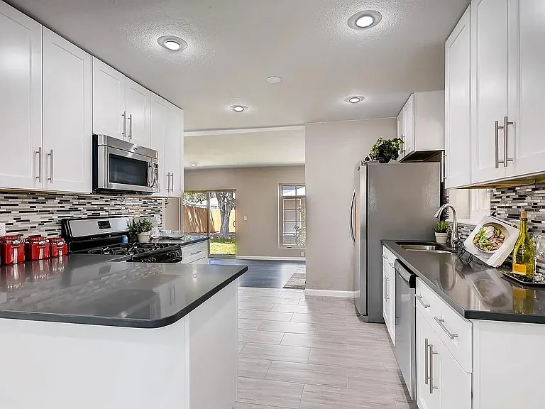 3258 Holly St — Photo 4