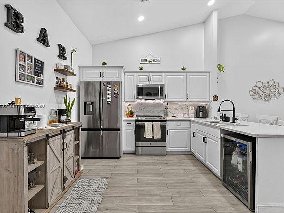 5th image of 11083 NW 38th Pl