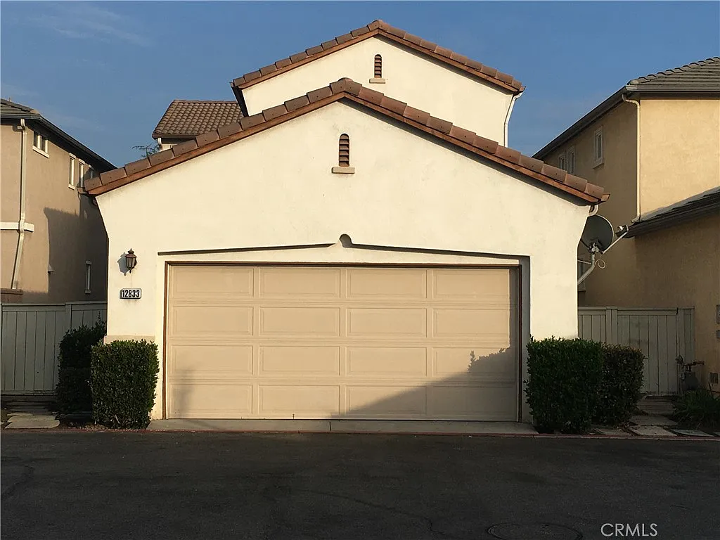 3 bed, 2.5 bath, 1654 sqft, $3,100 — Photo 2