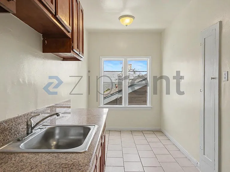 2633 E 56th St #5 — Photo 10