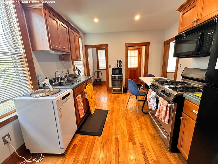 16 Middle St — Photo 6