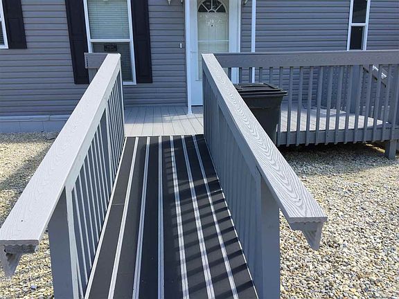 5th image of 824 Plaza Dr