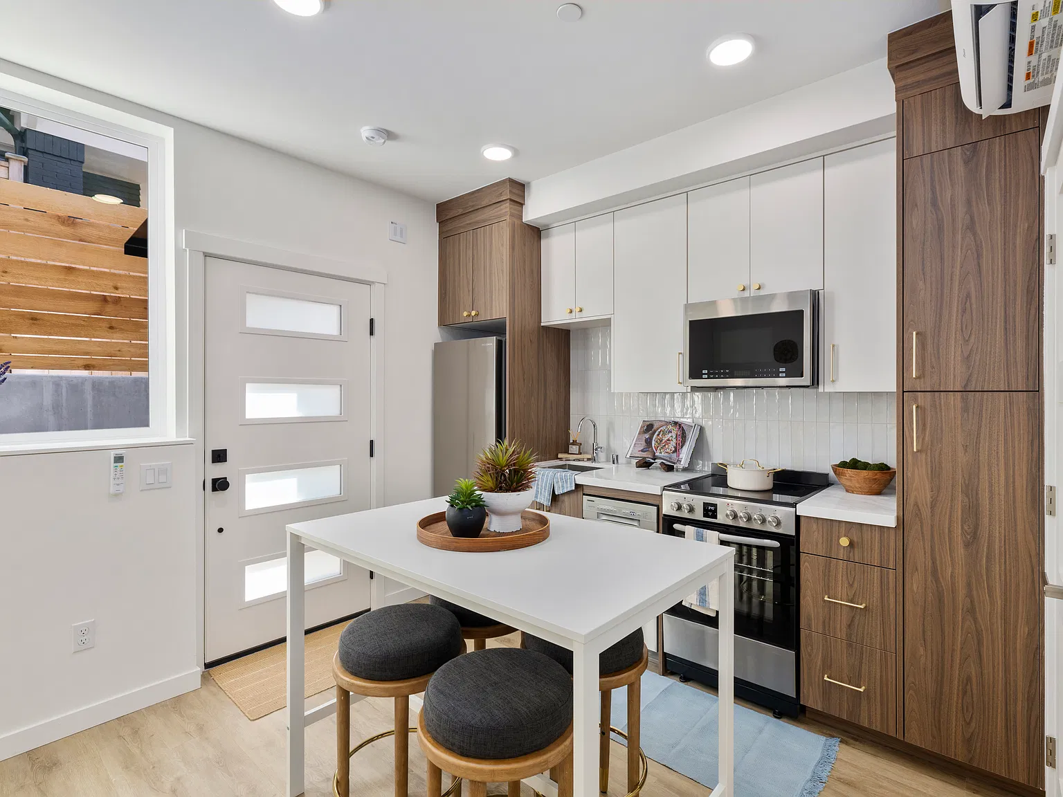 Studio, 350 sqft, $1,850 — Photo 3