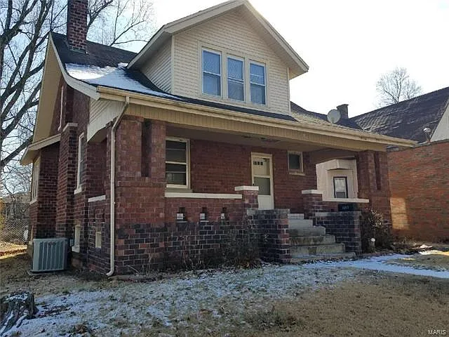 1102 E Main St photo 1
