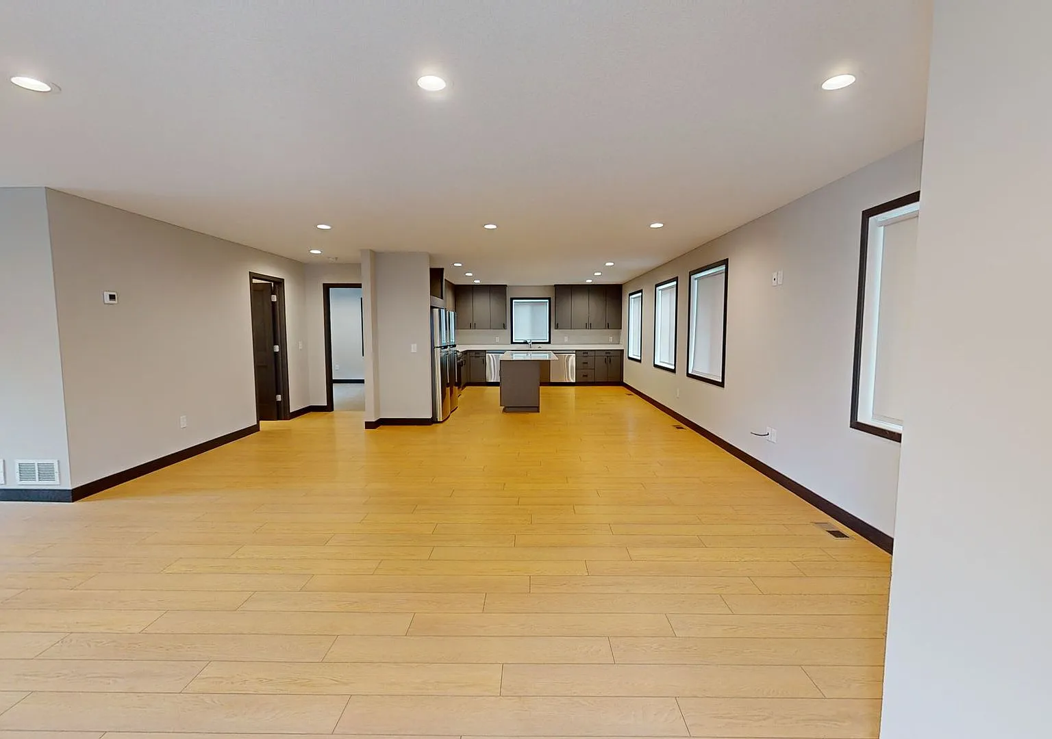 Single-Family House: 8-Beds, 4-Baths — Photo 2